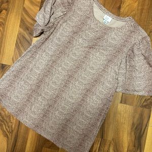 Silky printed top with ruffle sleeves. Size S